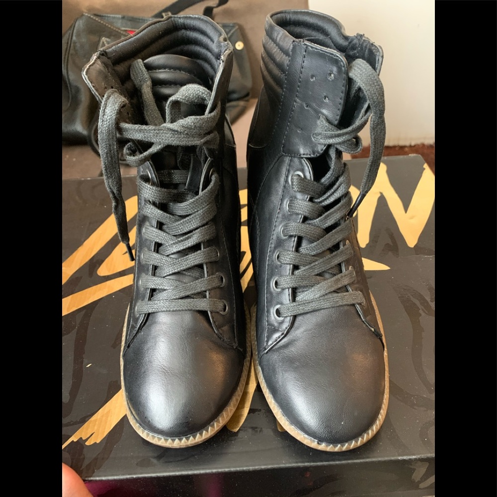 Bare Trap Wedge Shoes